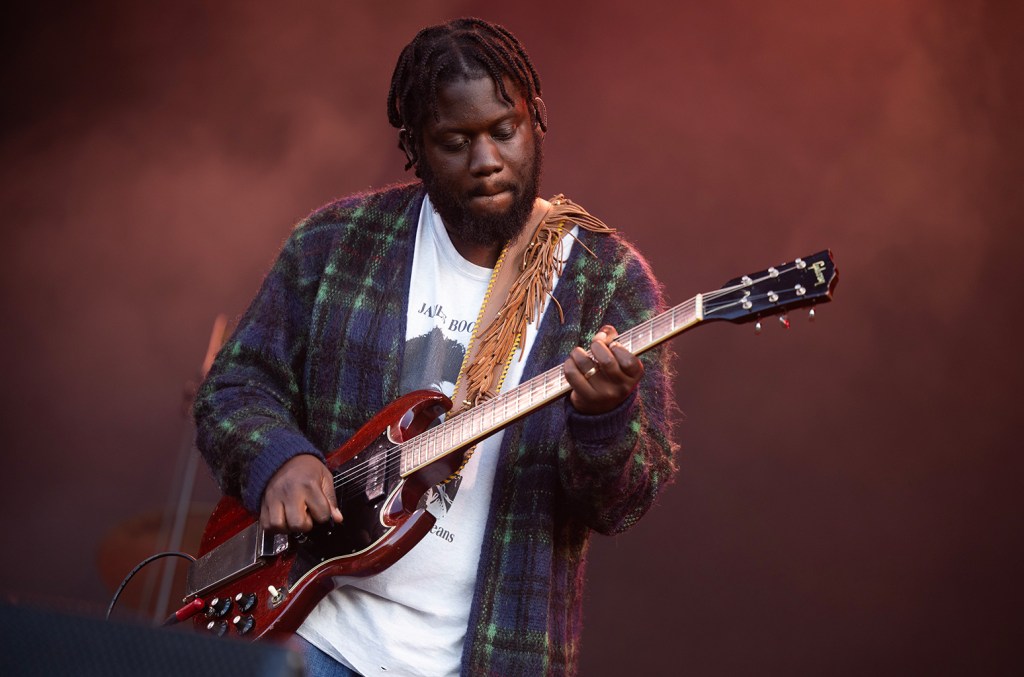 michael-kiwanuka-meraih-no.-1-lagu-alternatif-dewasa-pertama-di-airplay-dengan-‘floating-parade’