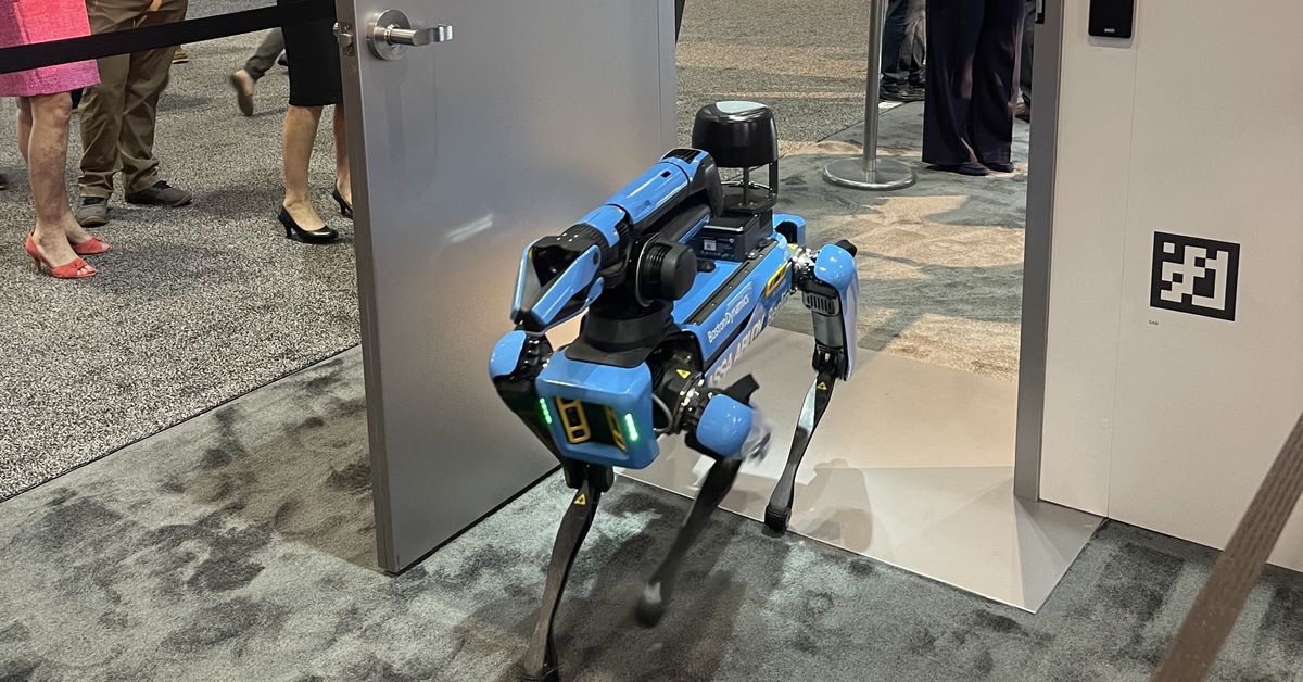 boston-dynamics-bermitra-dengan-assa-abloy-untuk-membiarkan-anjing-masuk