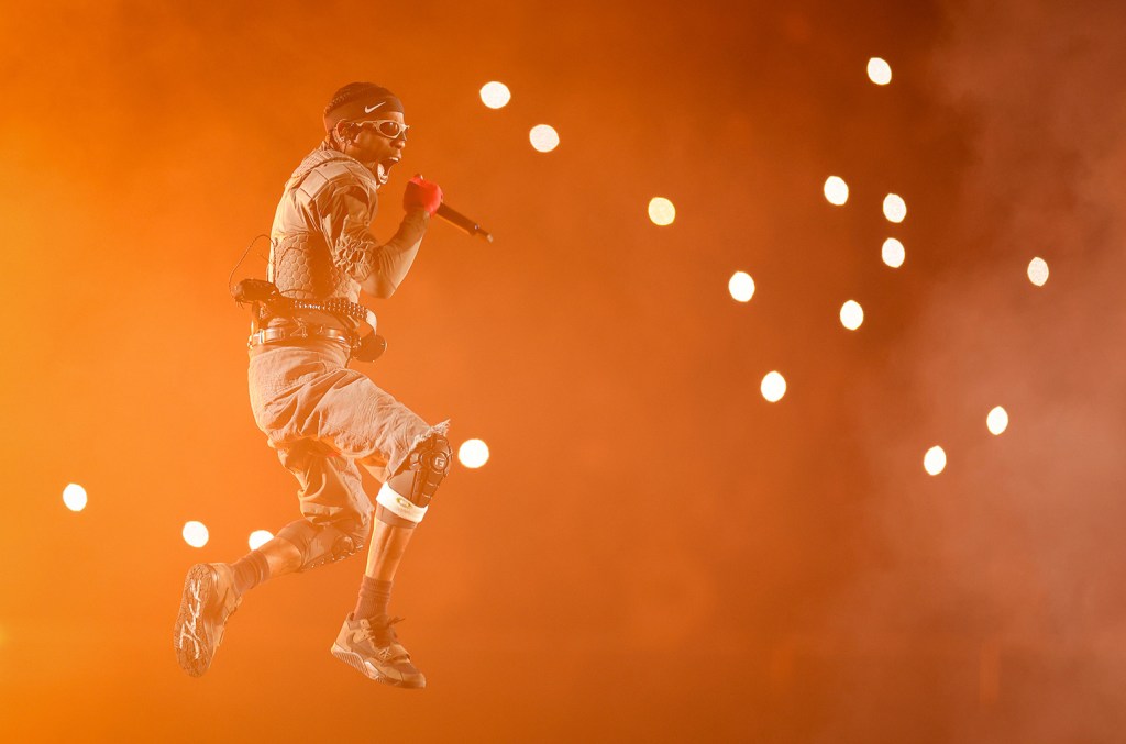 travis-scott-membawanya-kembali-ke-akarnya-untuk-video-‘mo-city-flexologist’:-tonton