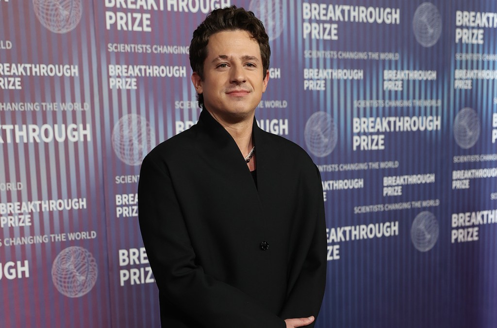 charlie-puth-mengira-teriakan-‘departemen-penyair-yang-disiksa’-taylor-swift-adalah-ai