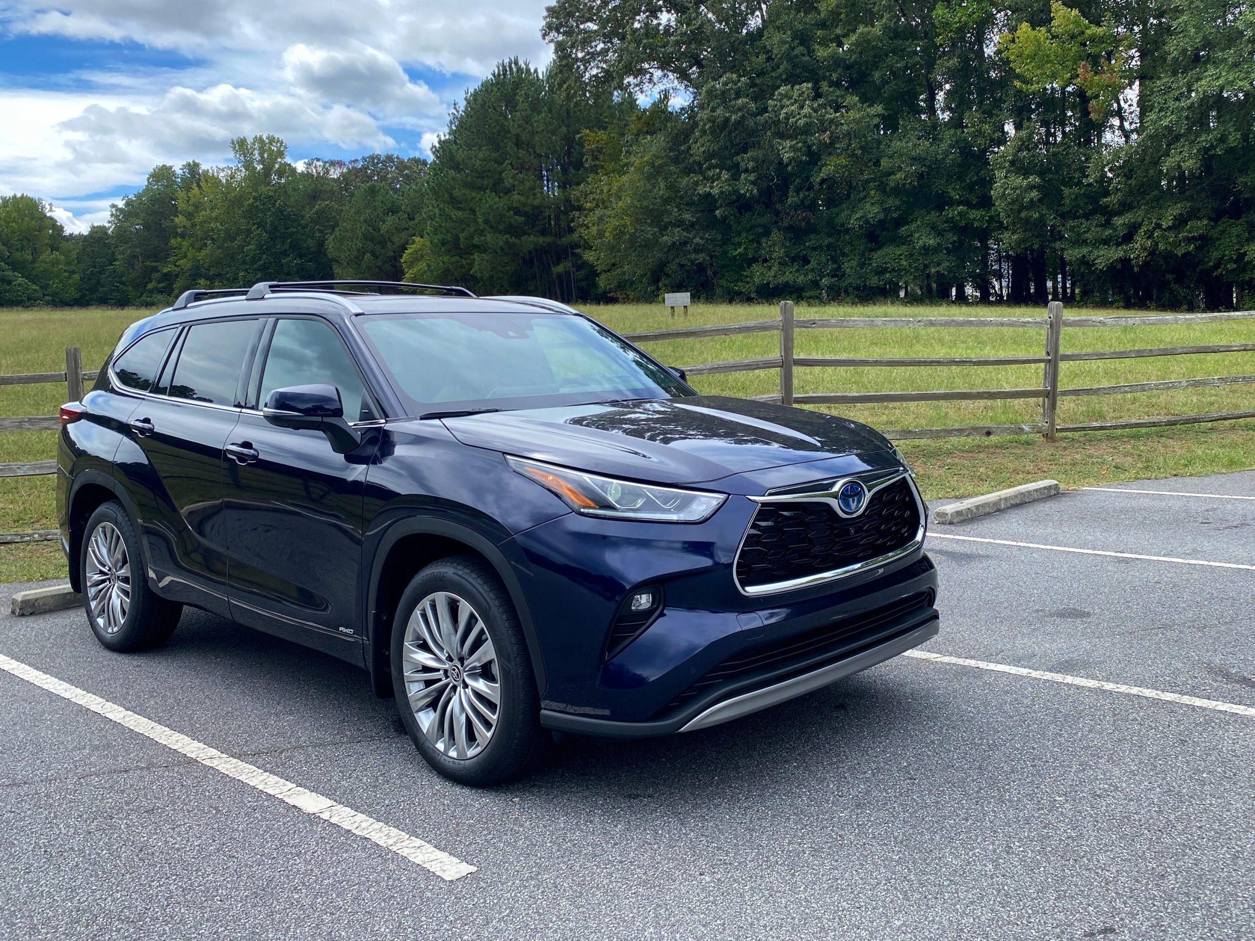 saya-mengendarai-highlander-hybrid-toyota-seharga-$55000-ini-adalah-suv-keluarga-yang-efisien-dan-dibuat-dengan-baik,-tetapi-tidak-memiliki-tenaga-dan-ruang.