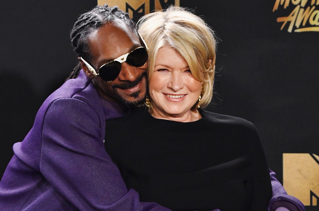 “snoop-dogg-menggabungkan-‘fungsi-&-keterlaluan’-dalam-koleksi-bic-baru-dengan-martha-stewart”.