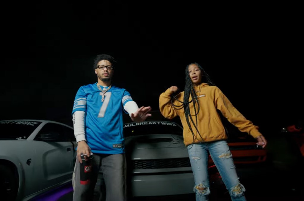 “star-bandz-mengetuk-veeze-untuk-video-‘yea-yea-(remix)'”.