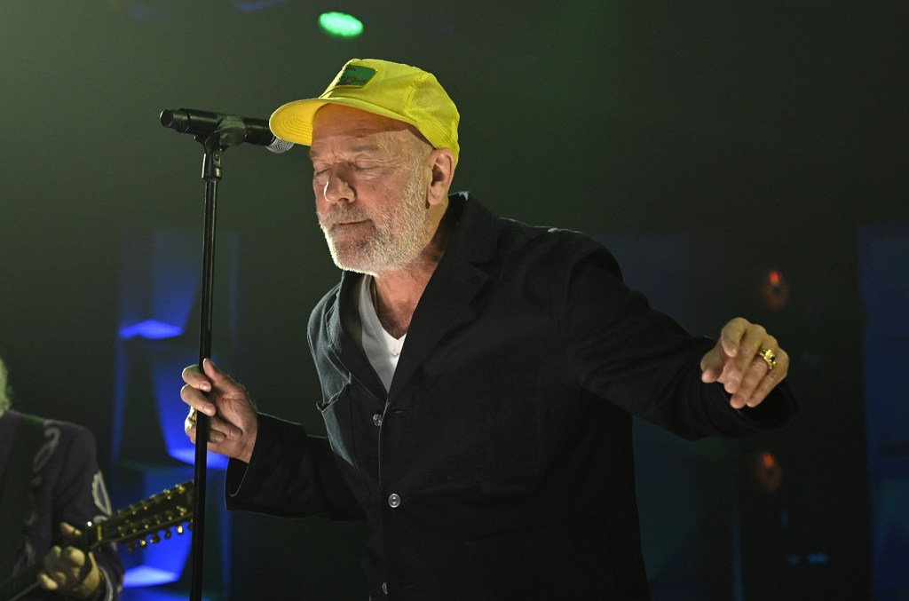 michael-stipe-&-jason-isbell-bekerja-sama-untuk-rem-classics-di-acara-kampanye-kamala-harris