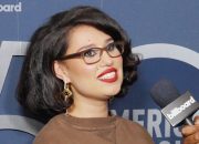 Raye Tentang Pembukaan Tur Era Taylor Swift & Perbandingan Amy Winehouse | Spesial HUT ke-50 AMA