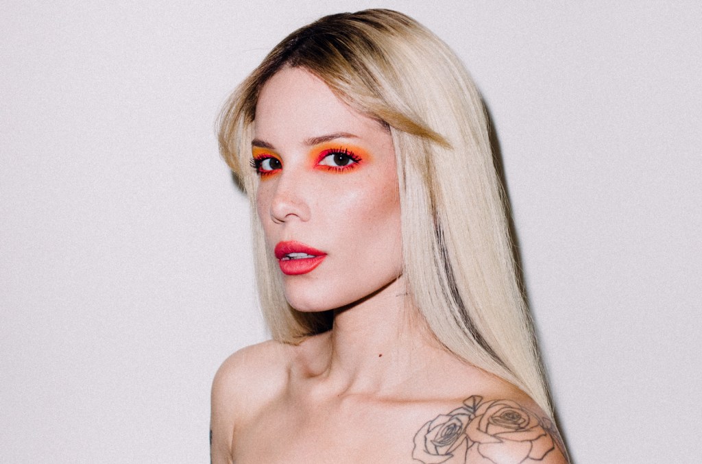 “halsey-tampak-persis-seperti-dolly-parton-di-teaser-pertama-‘the-great-impersonator'”.