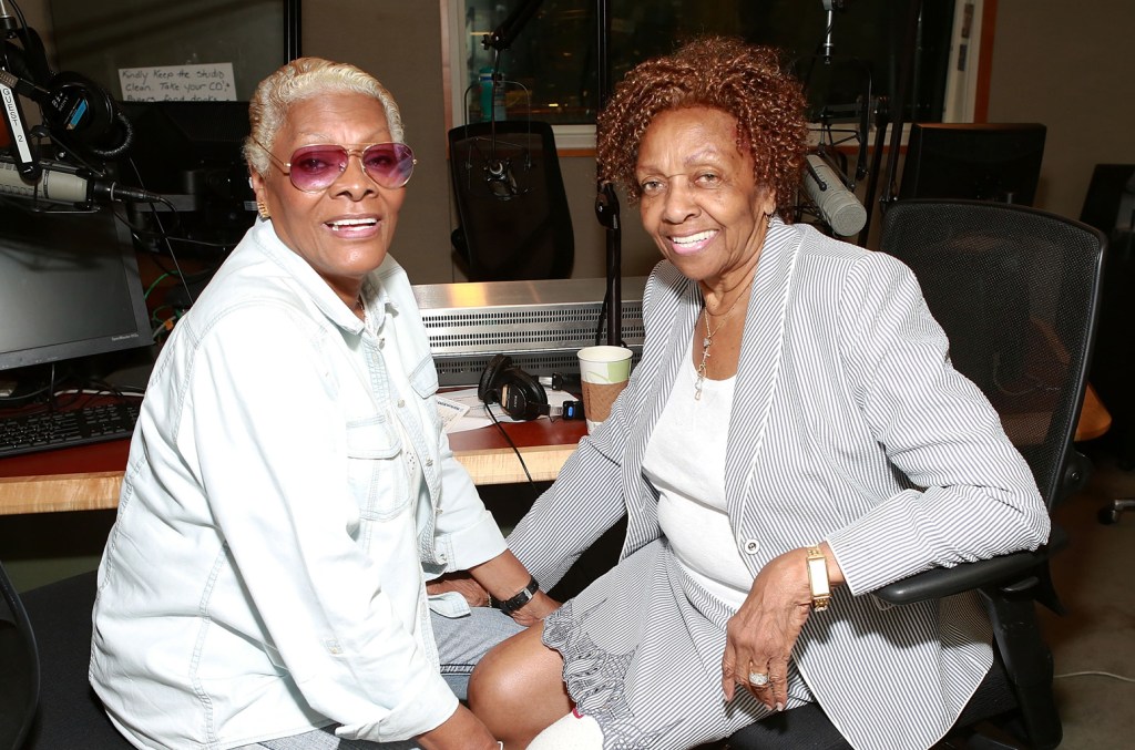 reaksi-dionne-warwick-terhadap-kematian-bibi-cissy-houston:-‘saya-sangat-sedih’
