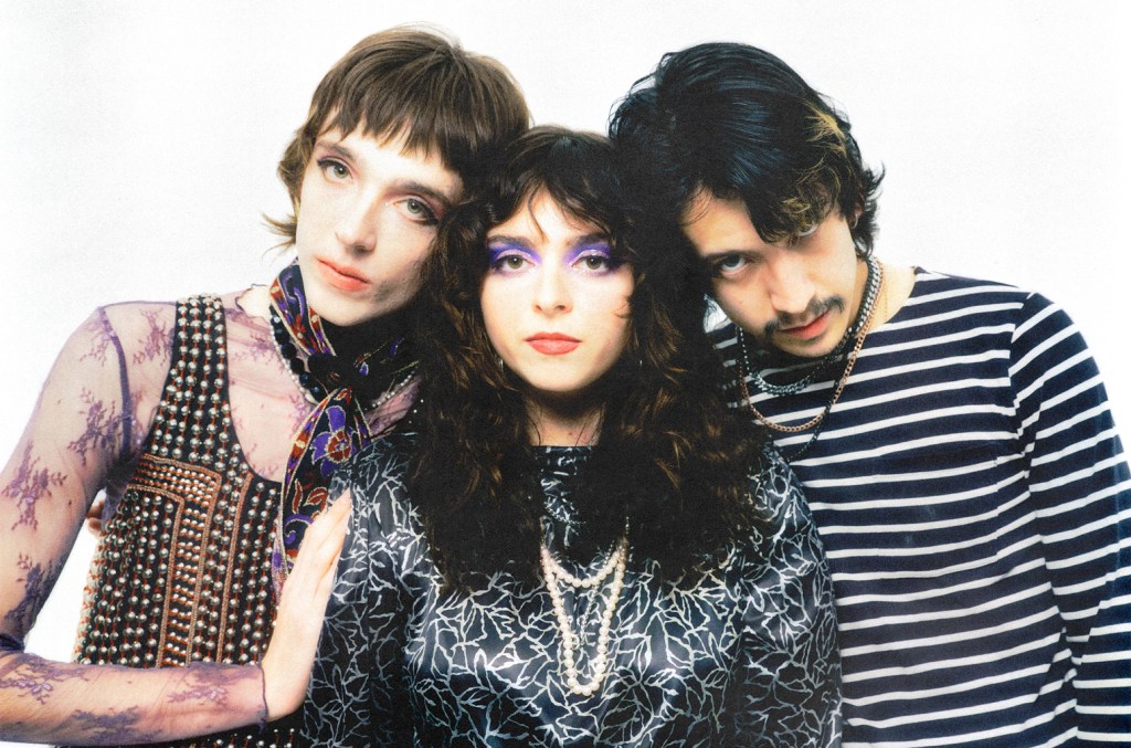 “‘a-million-knives’-the-velveteers-terbang-dengan-kolaborasi-black-keys”.