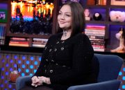 Elle King Mengatakan Dia & Ayah Rob Schneider ‘Belum Berbicara’ Sejak Permintaan Maaf Tucker Carlson