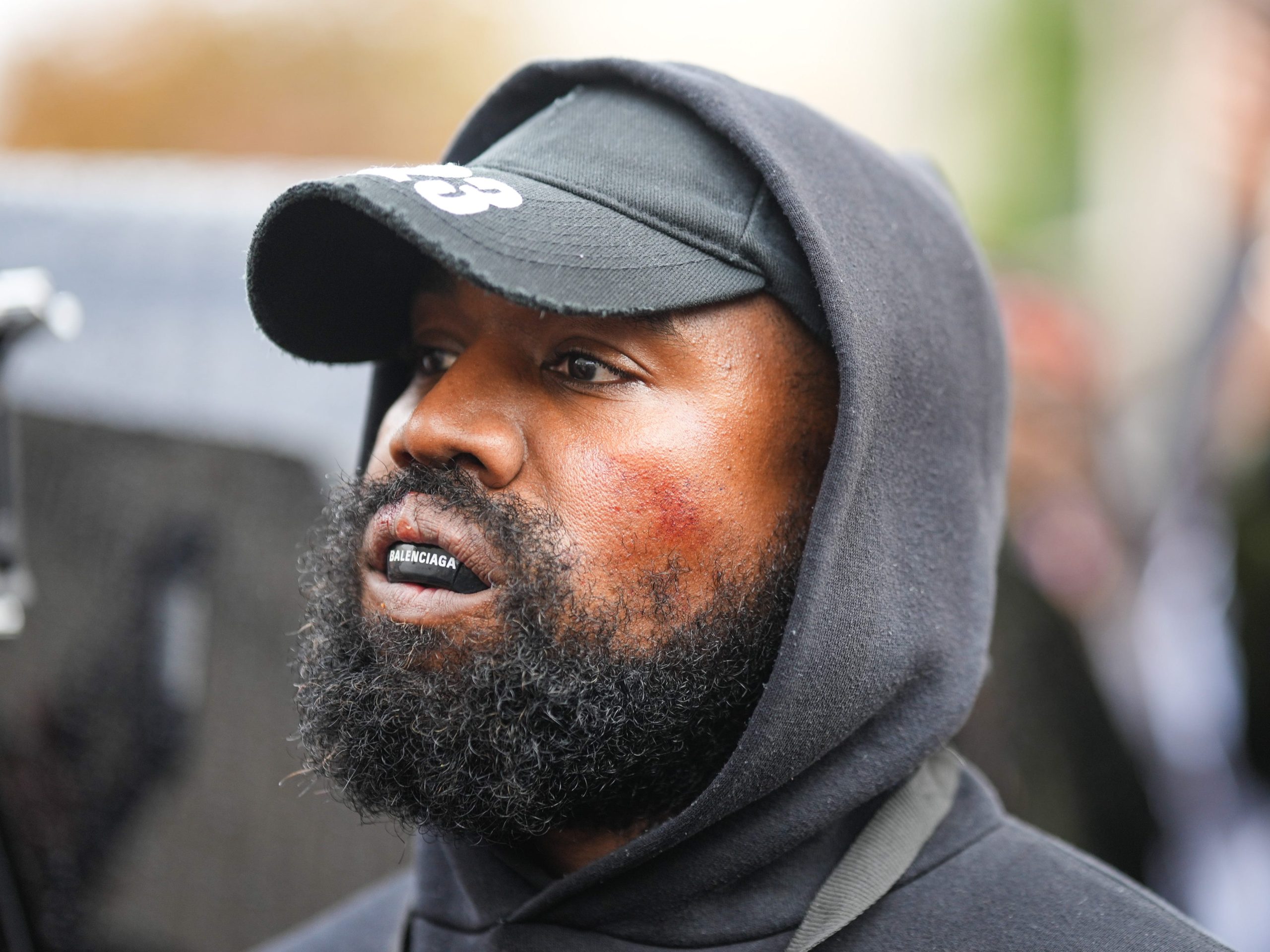 kamu-dituduh-mengancam-akan-membunuh-karyawan-yang-dia-minta-untuk-menyelidiki-keluarga-kardashian,-kata-gugatan-baru