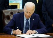 Biden menandatangani perintah eksekutif untuk mempercepat pembangunan infrastruktur AI di AS