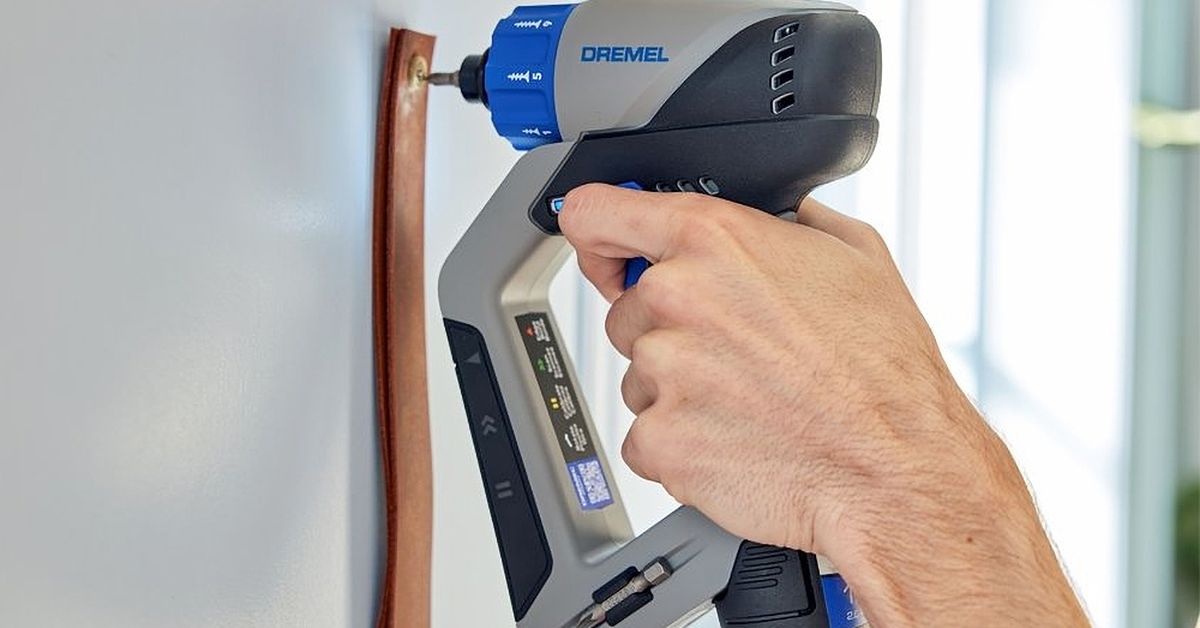 dremel-memasang-sensor-tiang-dan-level-laser-ke-dalam-bor-serbaguna-barunya