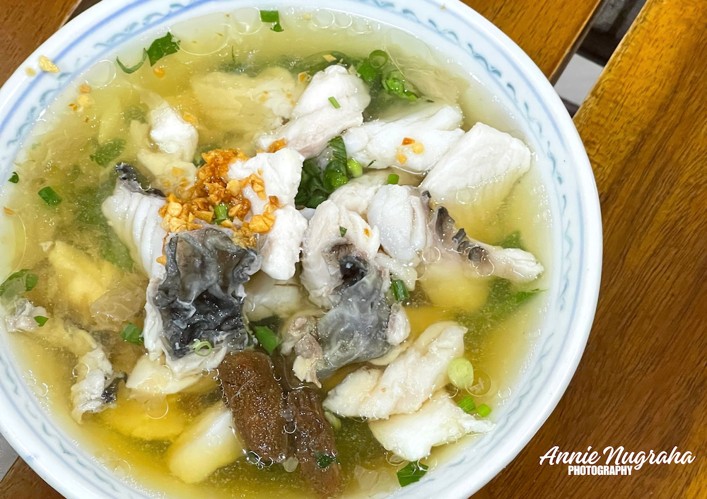 mengecap-lezatnya-sop-dan-bubur-ikan-di-resto-ahian-pontianak