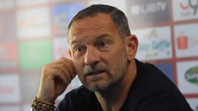 dejan-antonic-naik-mesin-waktu-mudik-ke-surabaya,-nostalgia-sepak-bola-indonesia