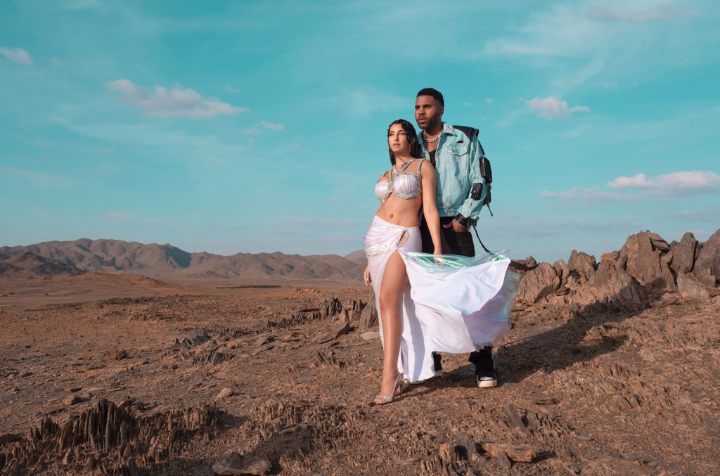nora-fatehi-dan-jason-derulo-bergabung-untuk-‘snake’:-inside-the-globe-spanning-collaboration