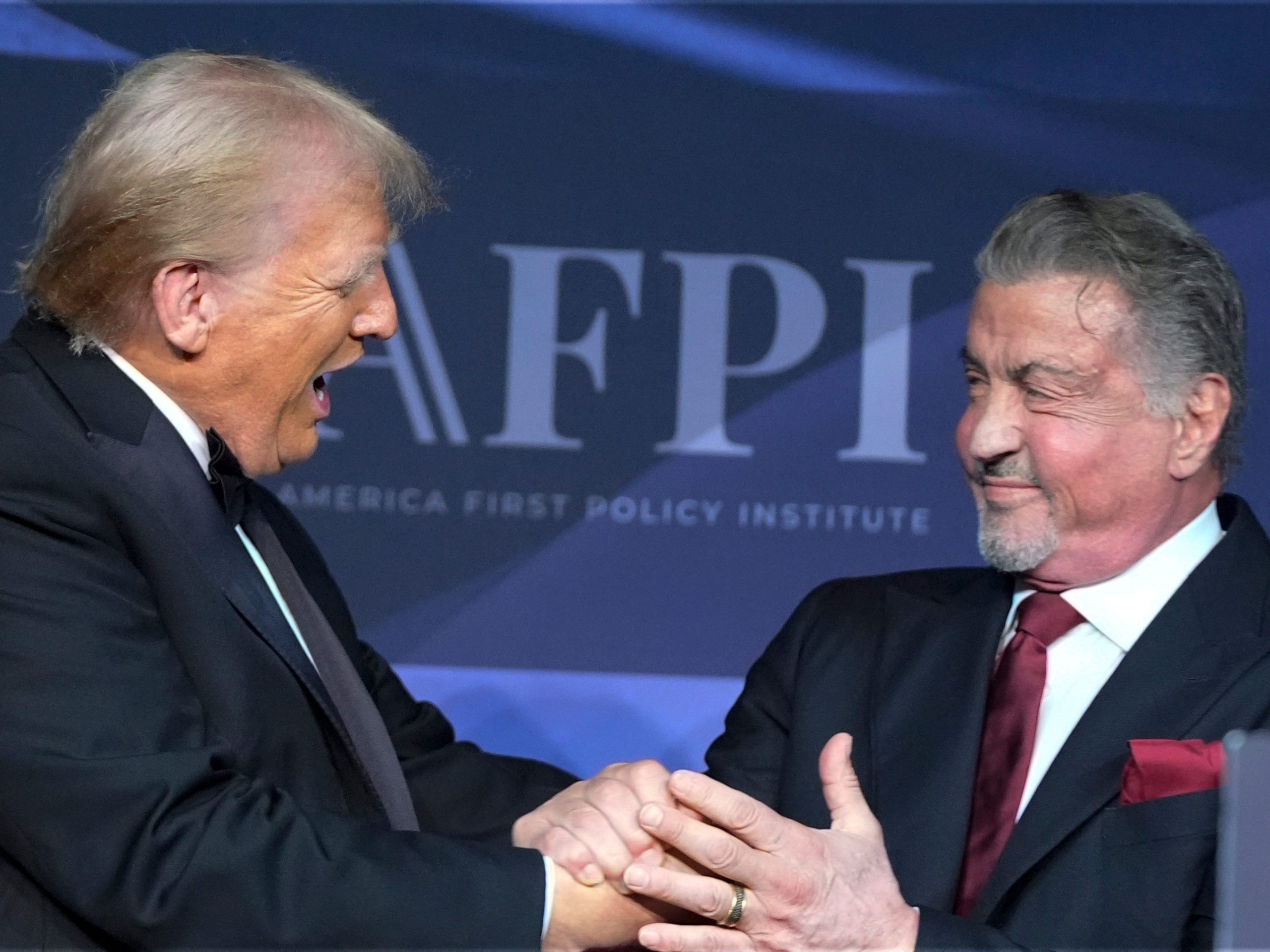 donald-trump-menyebut-sylvester-stallone-sebagai-salah-satu-‘utusan-khusus’-nya-untuk-hollywood-aktor-tersebut-pernah-berkata-bahwa-dia-tidak-‘memenuhi-syarat’-untuk-washington.