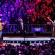donald-trump-menari-bersama-‘ymca’-masyarakat-desa-di-rapat-umum-pra-pelantikan:-tonton