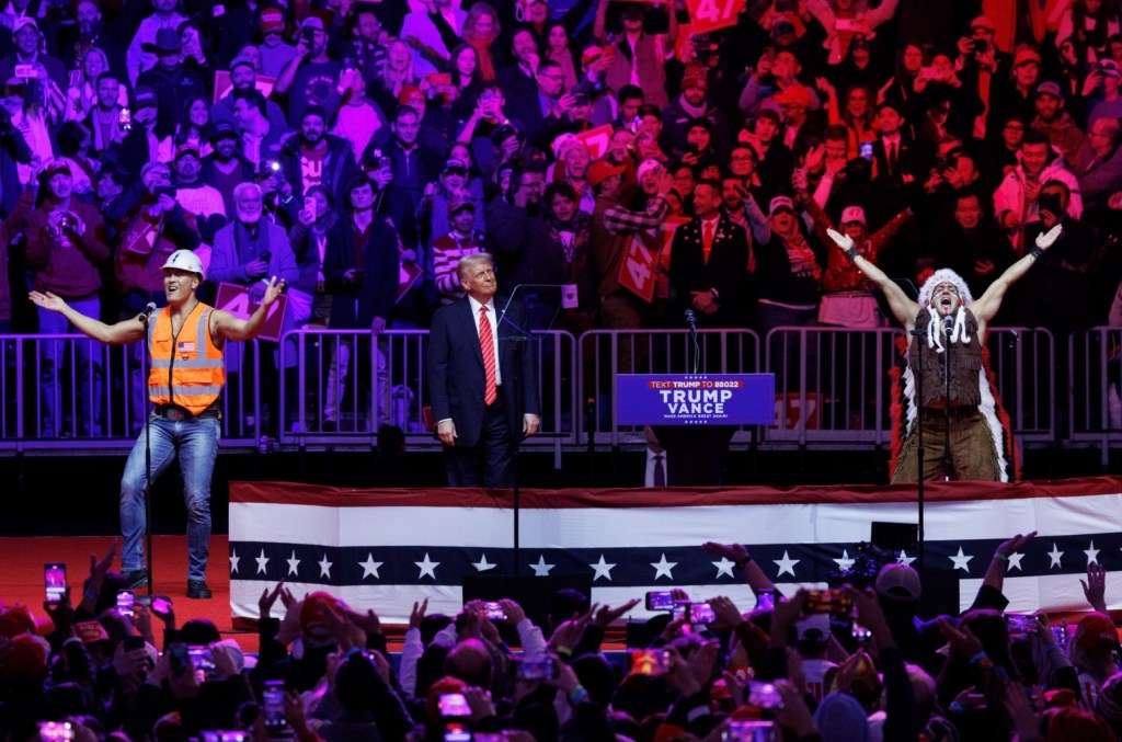 donald-trump-menari-bersama-‘ymca’-masyarakat-desa-di-rapat-umum-pra-pelantikan:-tonton