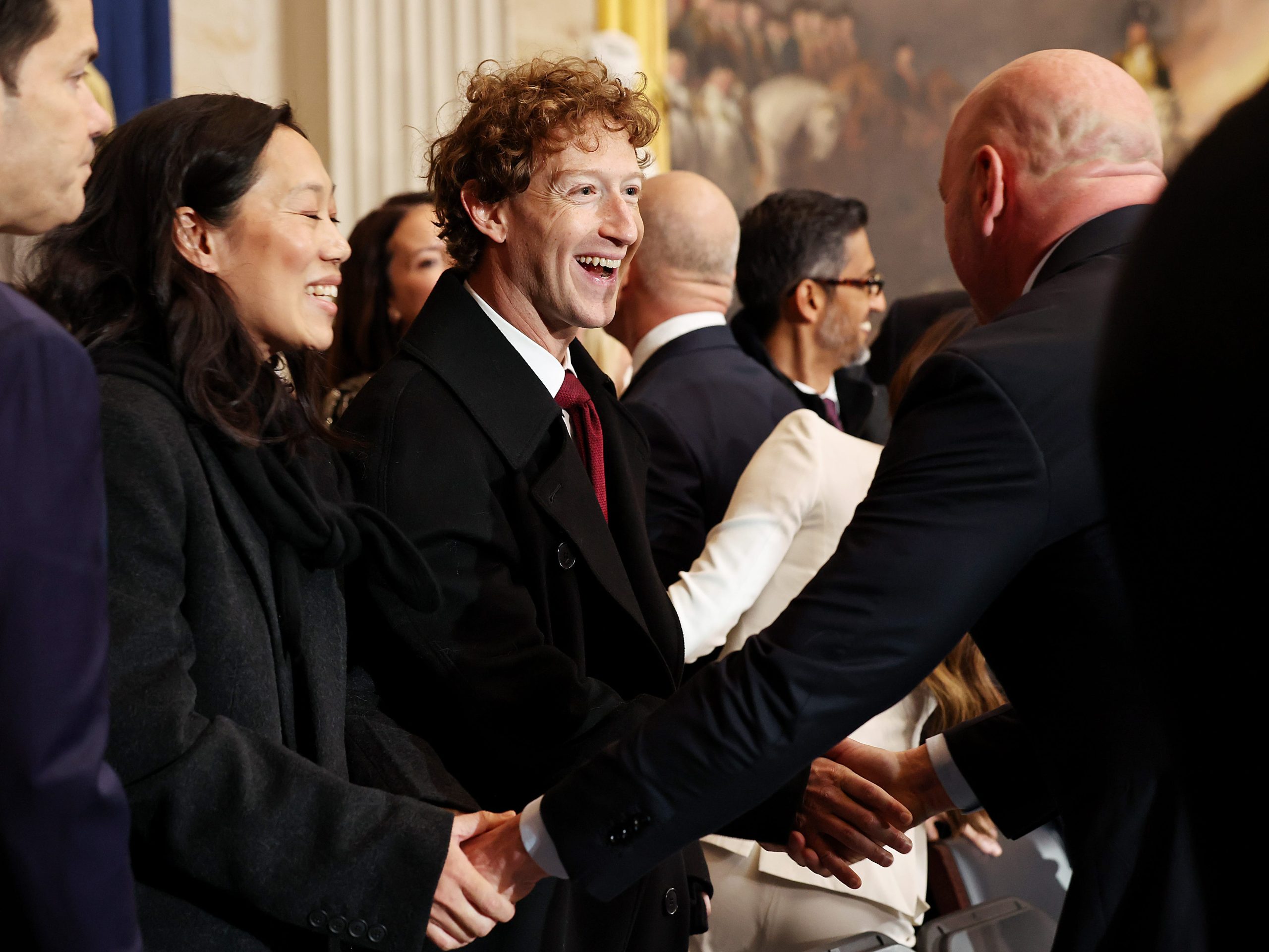 miliarder-mendapat-kursi-utama-saat-pelantikan-trump-—-mendahului-kabinet-dan-anggota-parlemennya-sendiri