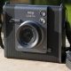 kamera-instan-hybrid-baru-dari-fujifilm-memiliki-fitur-lensa-terlebar-yang-pernah-ada