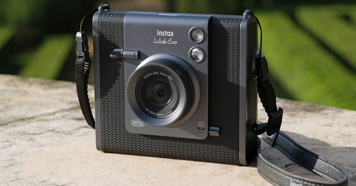 kamera-instan-hybrid-baru-dari-fujifilm-memiliki-fitur-lensa-terlebar-yang-pernah-ada