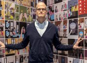 Chris Ware menjelaskan cara menarik orang asing ke dalam bus tanpa ditangkap