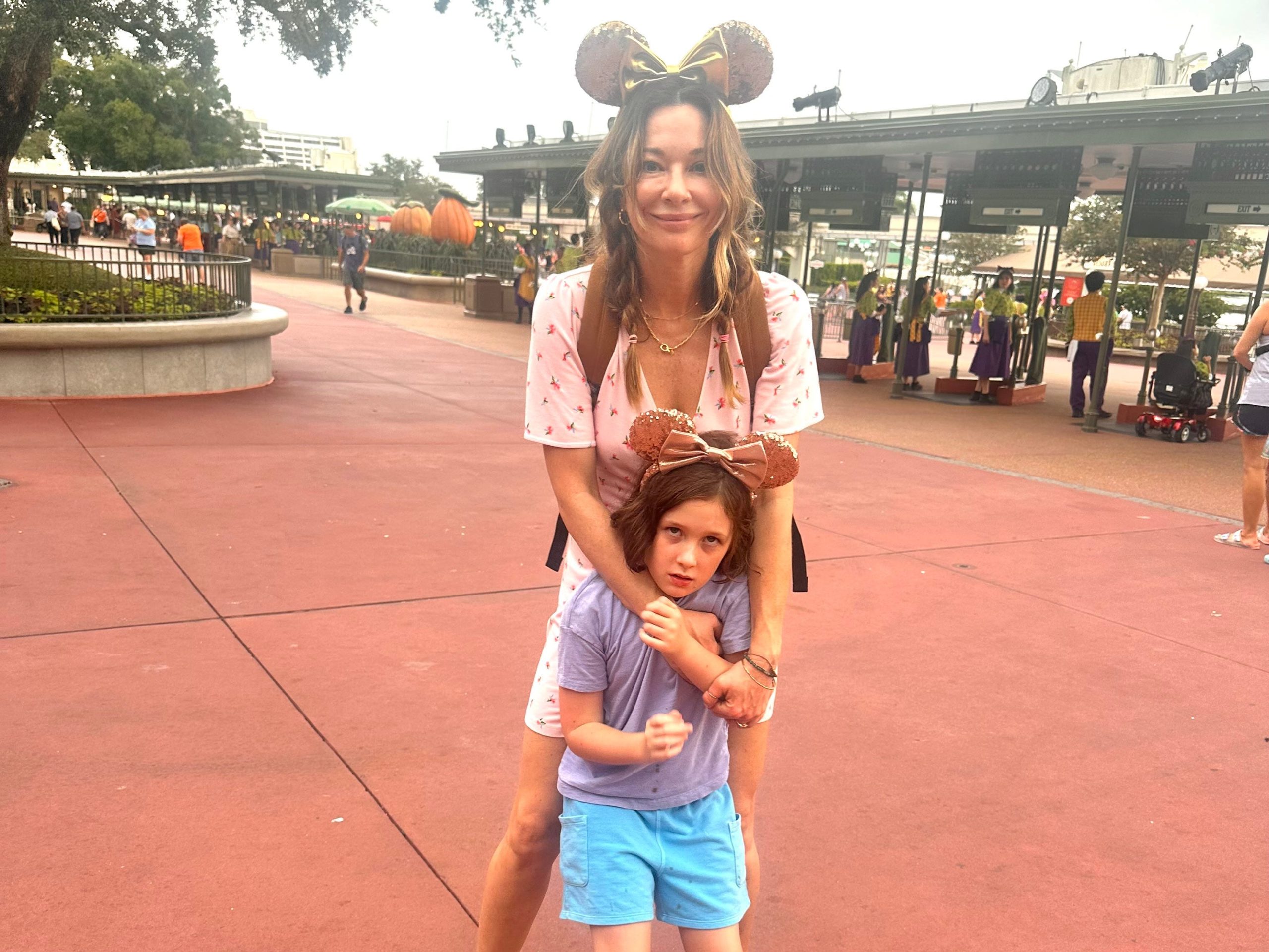 saya-menghabiskan-begitu-banyak-uang-di-disney-world-menunggu-keajaiban-terjadi-keajaiban-terjadi-pada-saat-saat-biasa,-bukan-dengan-membeli-sesuatu.