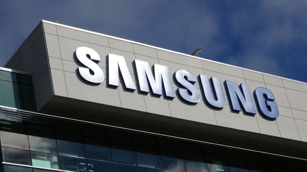 samsungs-project-moohan-permukaan-di-youtuber-marques-brownlees-hands