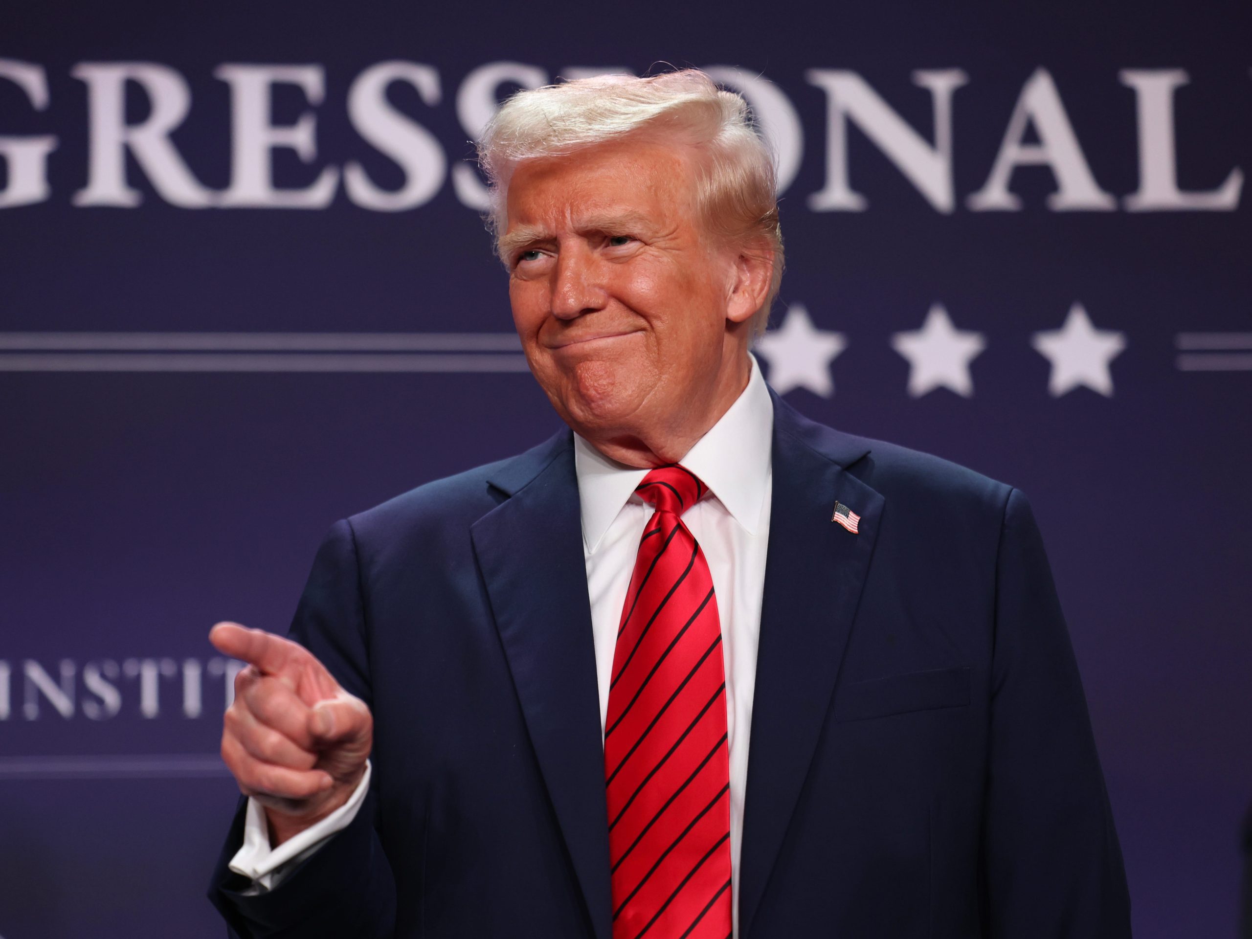 trump-telah-membicarakan-saham-pemerintah-as-di-tiktok-analis-hukum-mengatakan-itu-bisa-menjadi-mimpi-buruk-logistik.