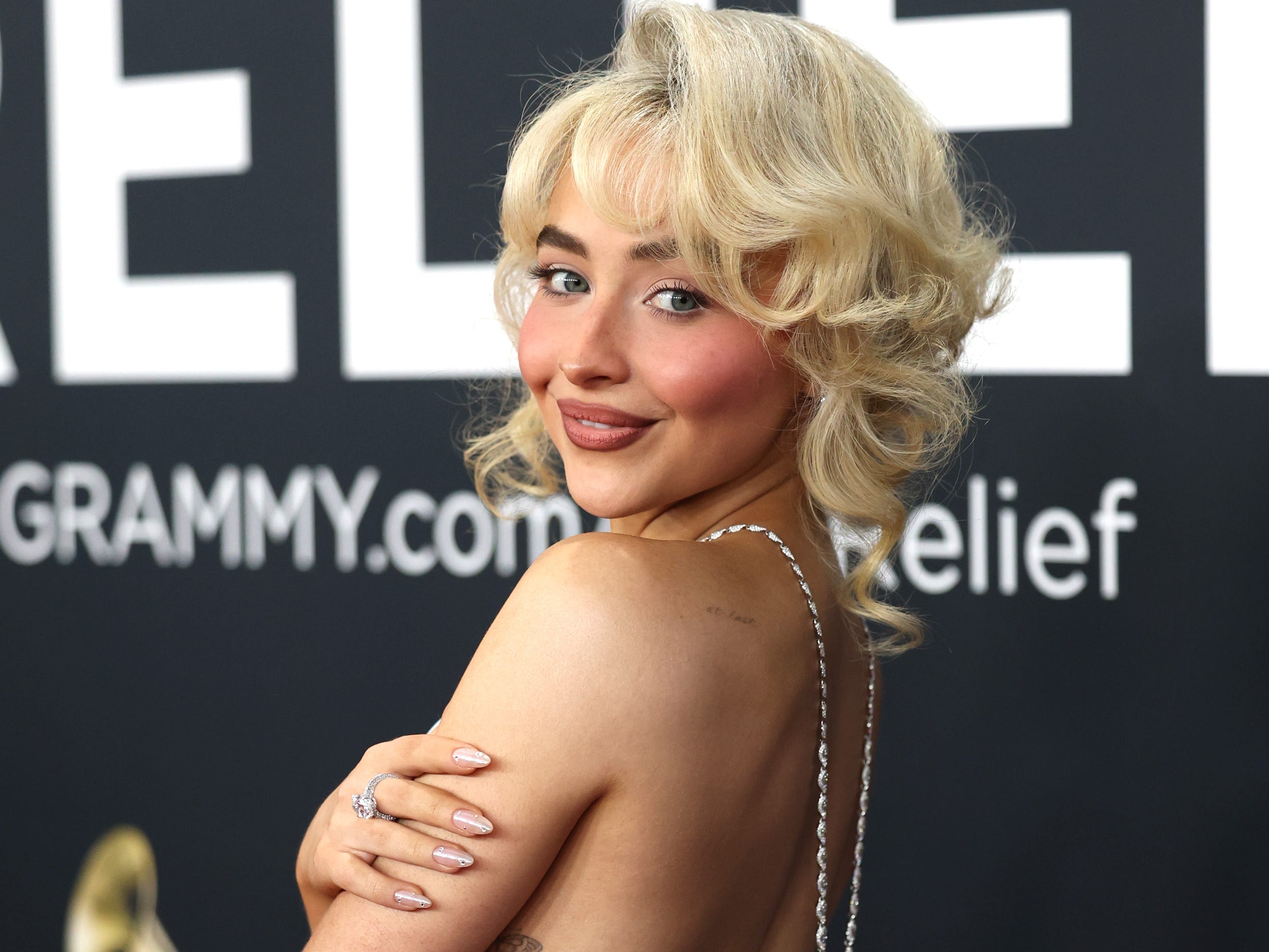 detail-mode-yang-mungkin-anda-lewatkan-di-2025-grammy-awards