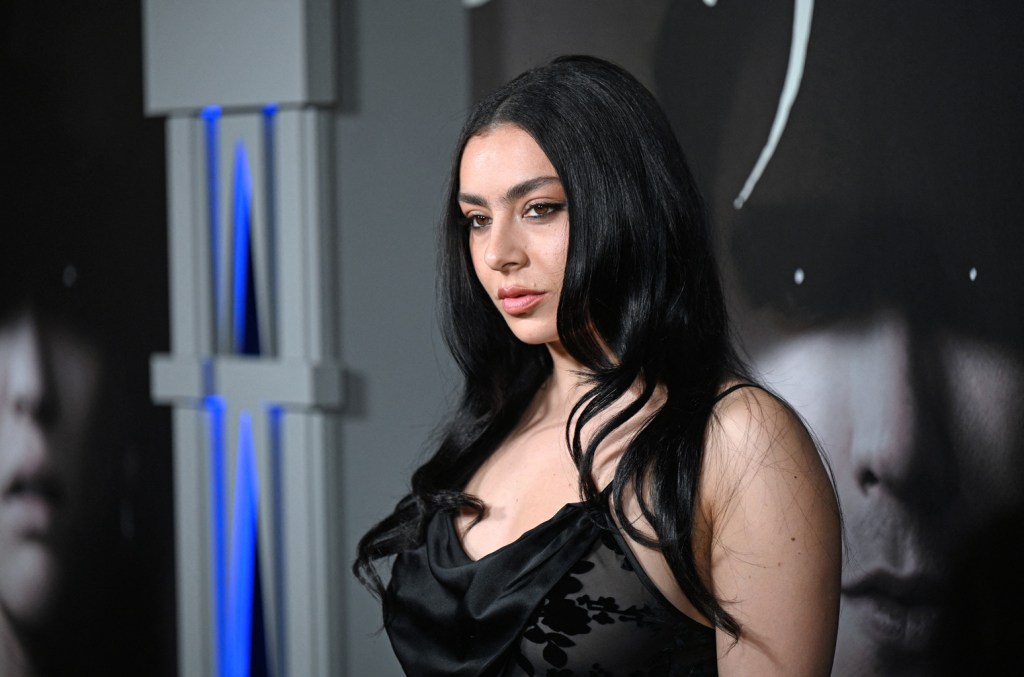 album-charli-xcx-berikutnya-mungkin-‘benar-benar-sebaliknya’-dari-‘brat’