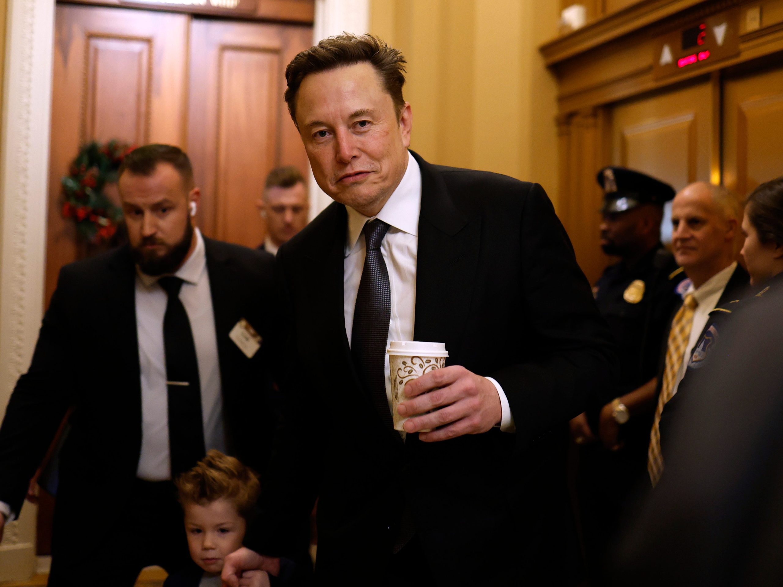 jajak-pendapat-elon-musk-bertanya-apakah-mantan-staf-doge-yang-membuat-pernyataan-‘tidak-pantas’-harus-dipekerjakan-kembali-78%-memilih-‘ya.’