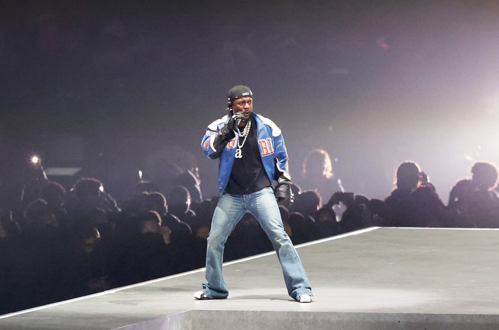 jeans-flare-kendrick-lamar-adalah-mvp-super-bowl-yang-asli:-belanja-pakaiannya-di-sini