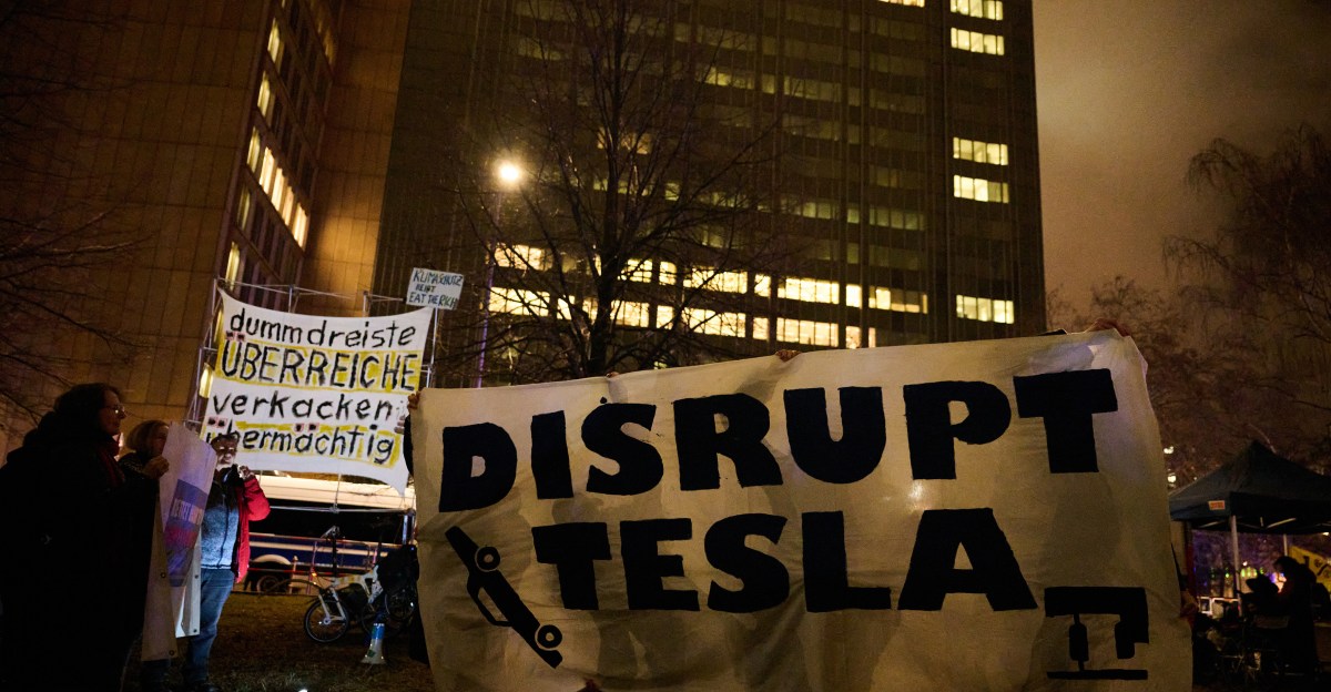kegiatan-doge-elon-musk-memicu-protes,-vandalisme-untuk-tesla
