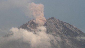 gunung-semeru-kembali-erupsi,-letusannya-setinggi-800-meter