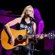 sheryl-crow-menjual-tesla-nya-dan-menyumbangkan-hasil-untuk-npr-sebagai-protes-dari-elon-musk