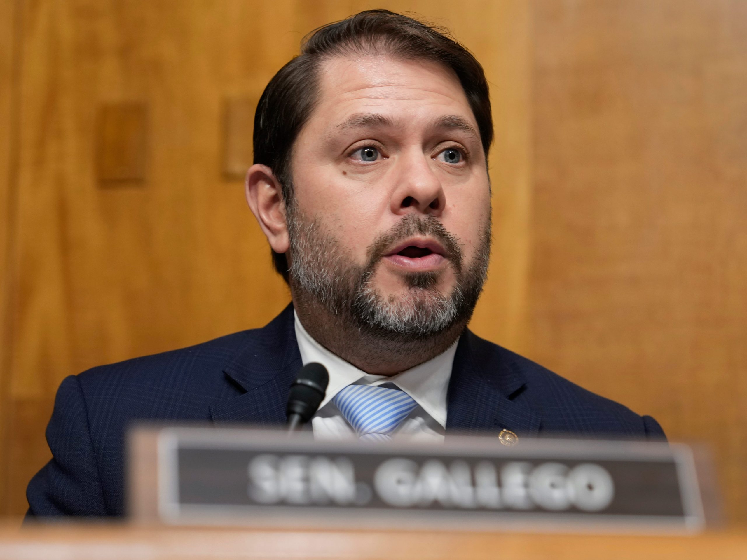 trump-dan-musk-terhubung-dengan-pemilih-kelas-pekerja-karena-mereka-‘memahami-konsumen,’-kata-senator-ruben-gallego