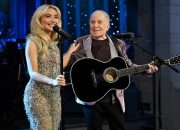 Minggu yang sangat manis Sabrina Carpenter, dari ‘SNL50’ dengan Paul Simon hingga duet Dolly Parton