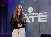 Mengapa Tate McRae mengatakan bekerja dengan pacar anak Laroi di album baru adalah ‘sedikit stres’