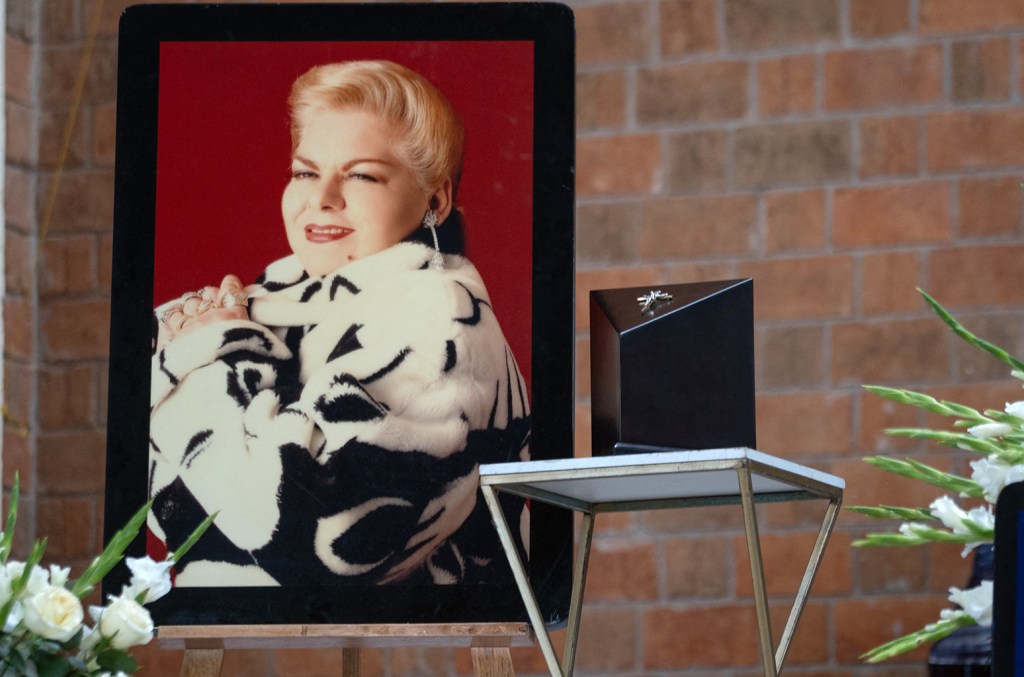 paquita-la-del-barrio-dihormati-dengan-upeti-mariachi-di-perpisahan-kota-meksiko