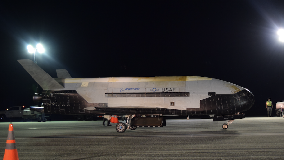 spaceplane-as-yang-rahasia-baru-saja-membentak-pemandangan-bumi-yang-menakjubkan