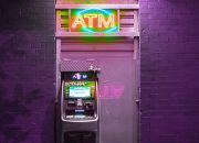 Bagaimana menghindari membayar biaya bank saat bepergian