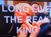 TV di Hud memutar video yang dihasilkan AI Donald Trump mencium kaki Elon Musk