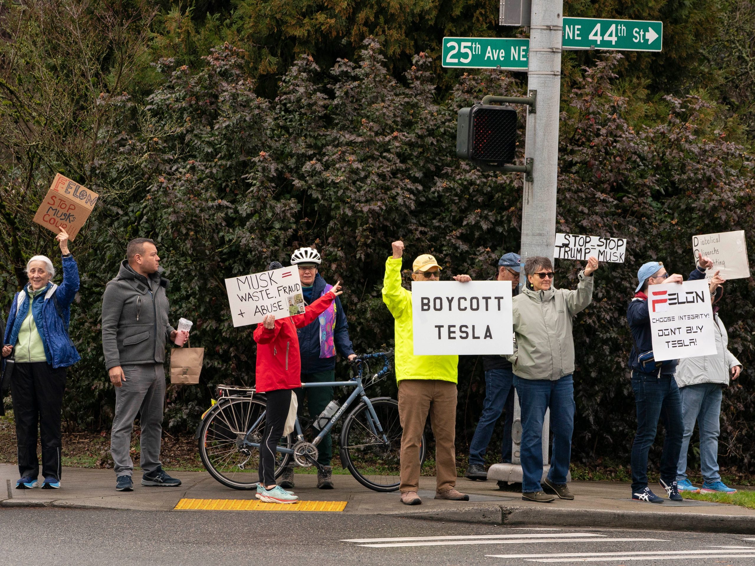 foto-dan-video-menunjukkan-protes-‘tesla-takedown’-yang-bermunculan-di-kota-kota-as