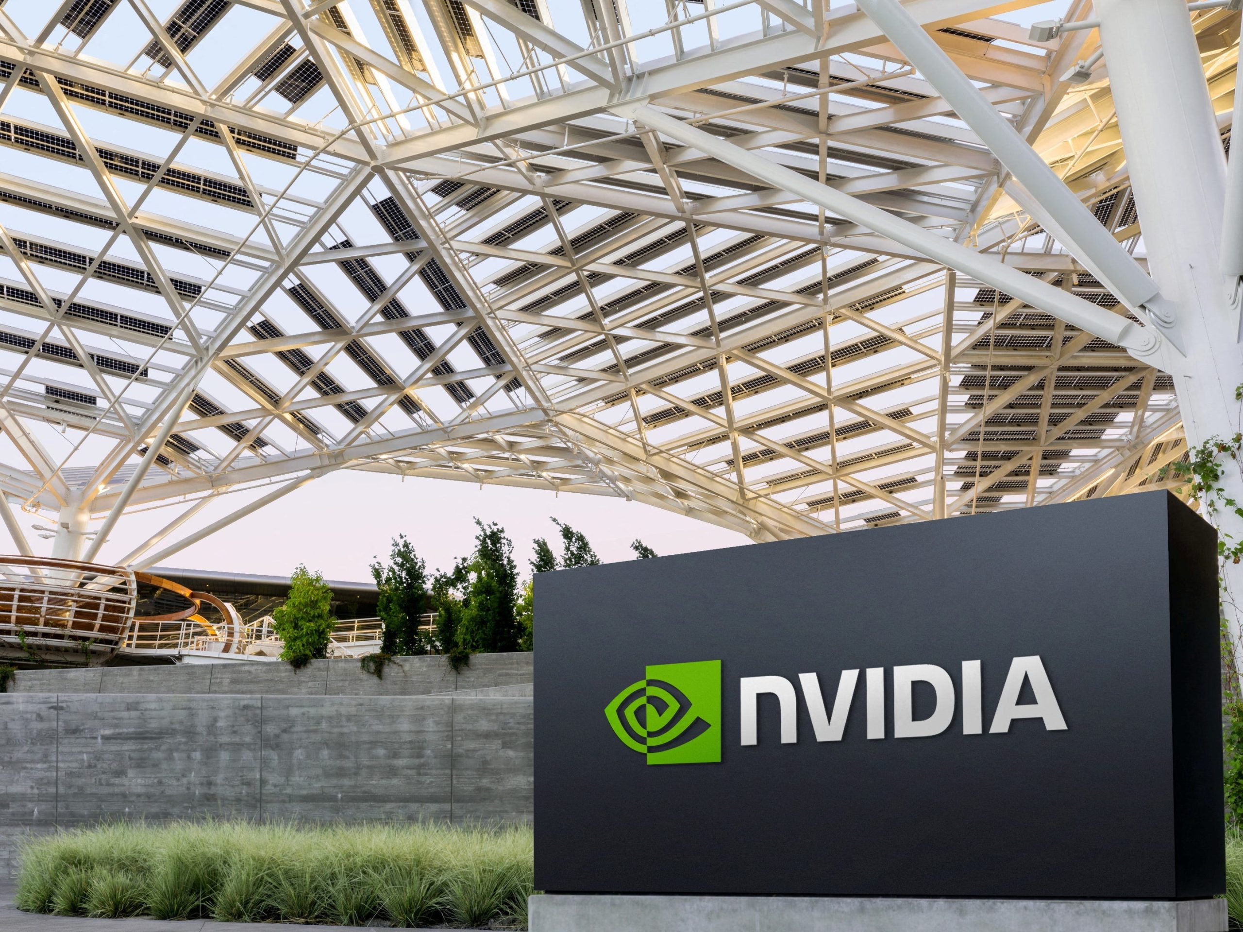 nvidia:-panduan-lengkap-untuk-perusahaan-perangkat-keras-di-balik-booming-ai-dan-chip,-keuangan,-dan-kepemimpinannya
