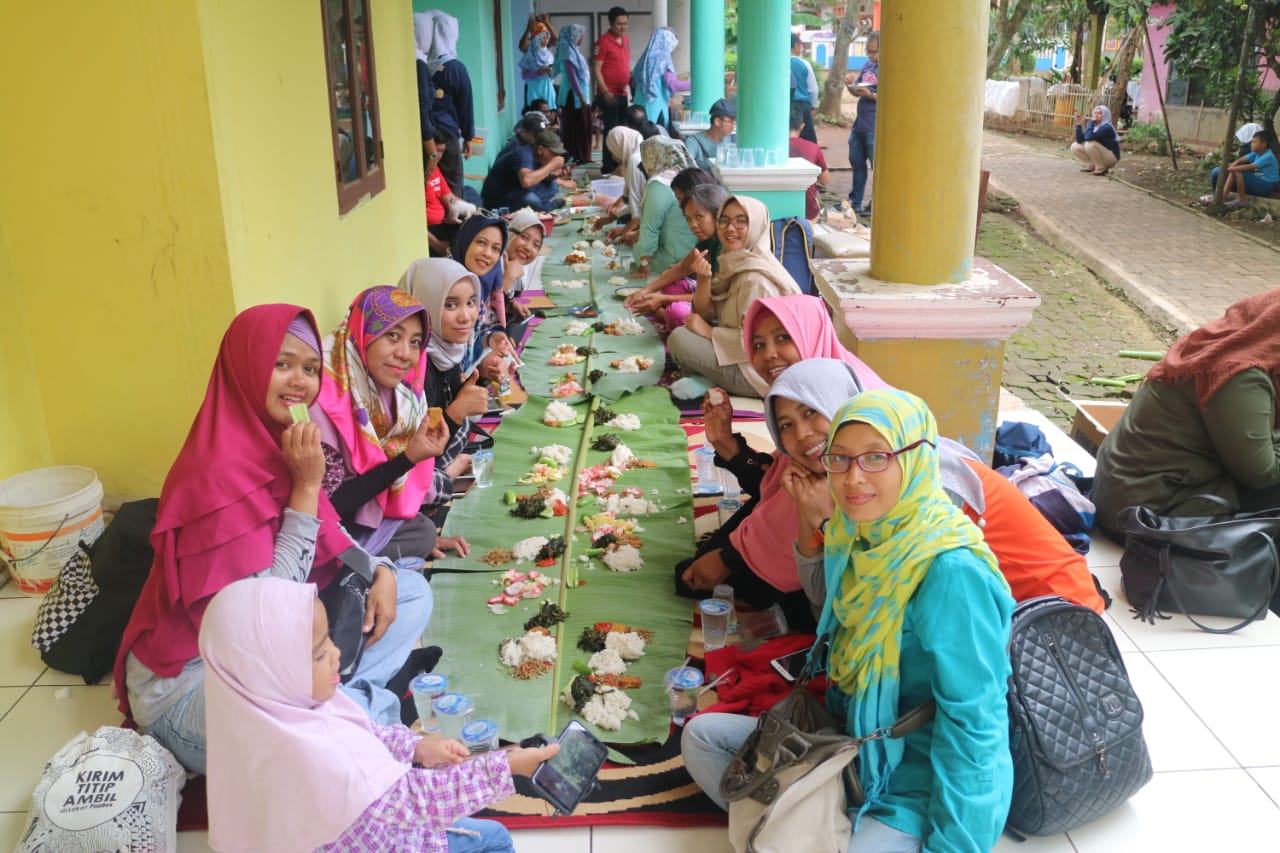  tradisi-makan-bersama-di-masyarakat -sunda