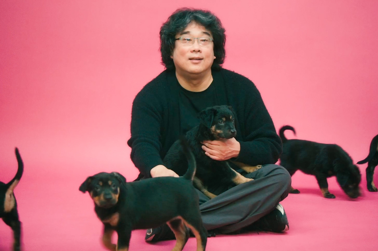 bong-joon-ho-baru-saja-menjawab-banyak-pertanyaan-saat-bermain-dengan-anak-anjing