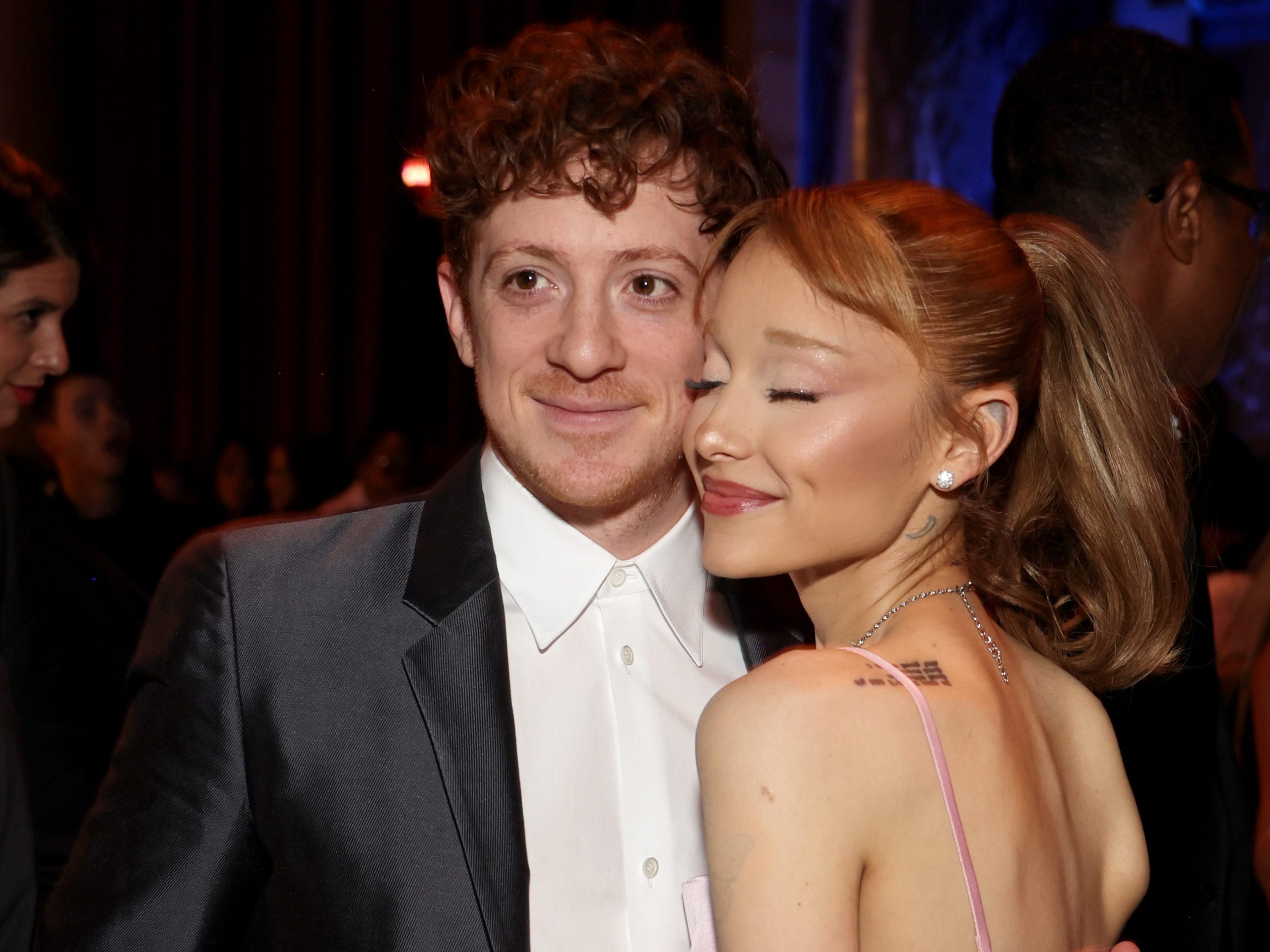 garis-waktu-lengkap-hubungan-ariana-grande-dan-ethan-slater