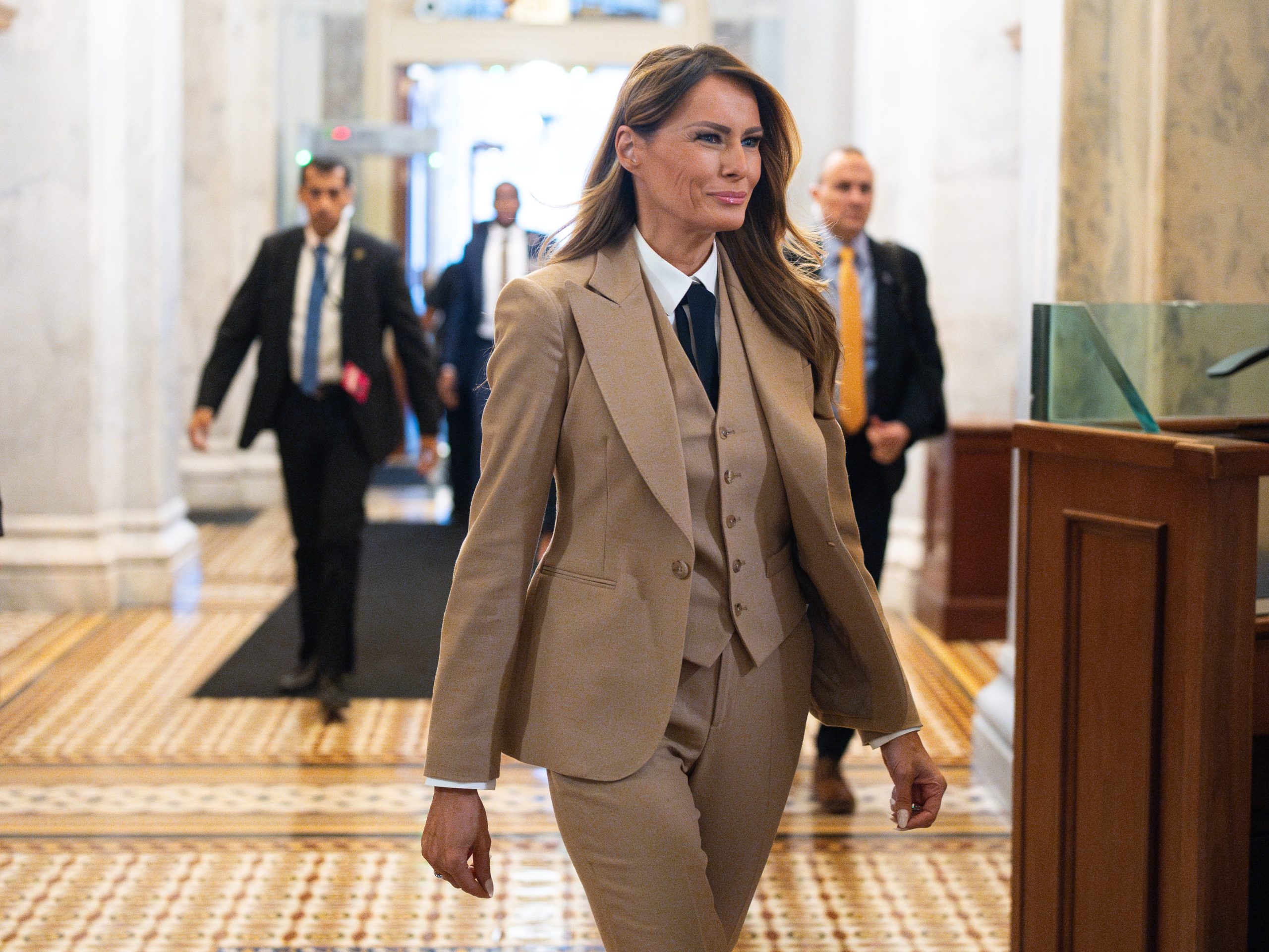 melania-trump-memakai-pakaian-pria-lagi-ini-menjadi-gaya-khasnya-untuk-istilah-ini.