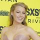 blake-lively-kembali-muncul-ke-publik,-pilih-selfie-dengan-fan